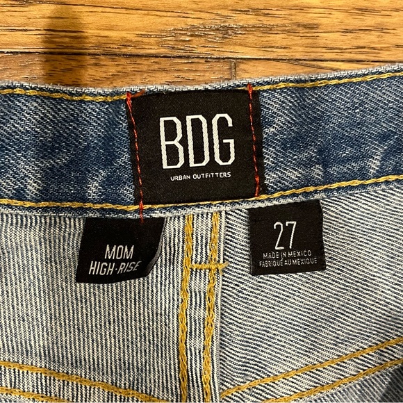 Urban Outfitters BDG Mom High Rise Denim Jean Shorts Rolled Hem 27 - Picture 2 of 3